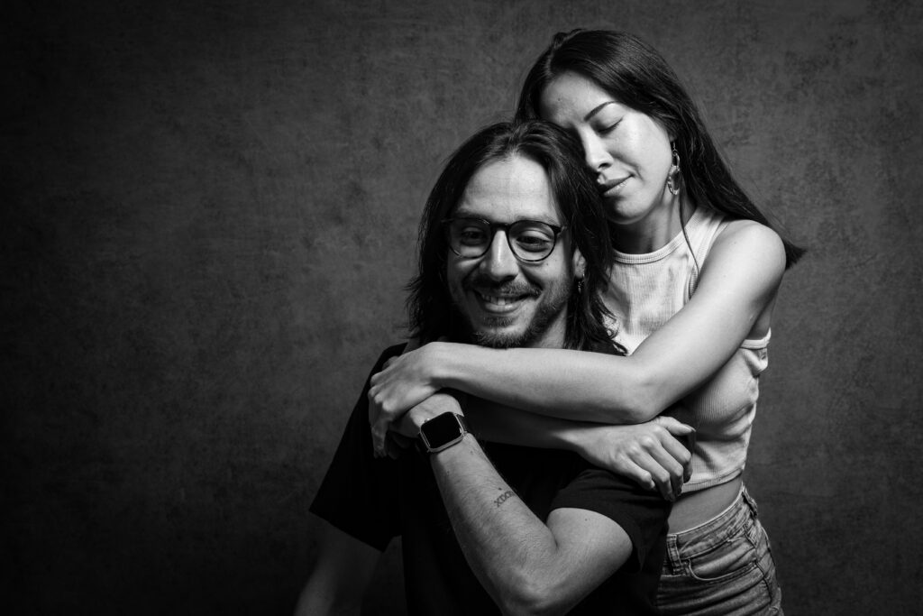 photo couples s'enlaçant tendrement