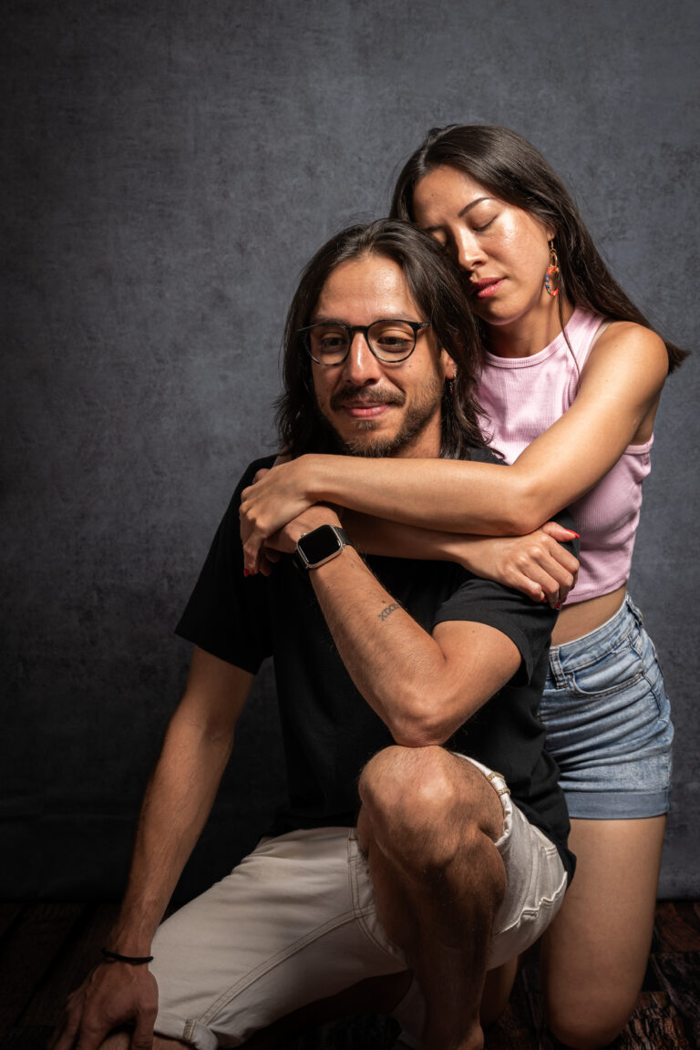 Photographe de couples qui s'enlacent