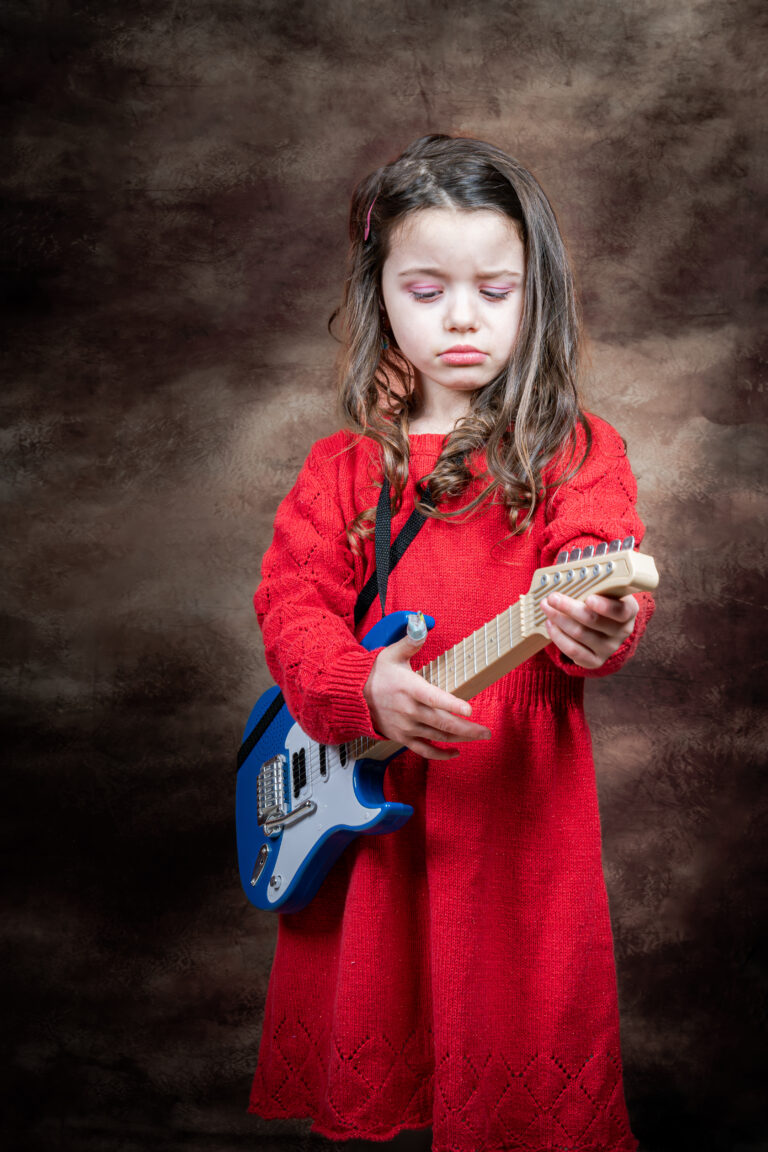petite fille jouant de la guitare