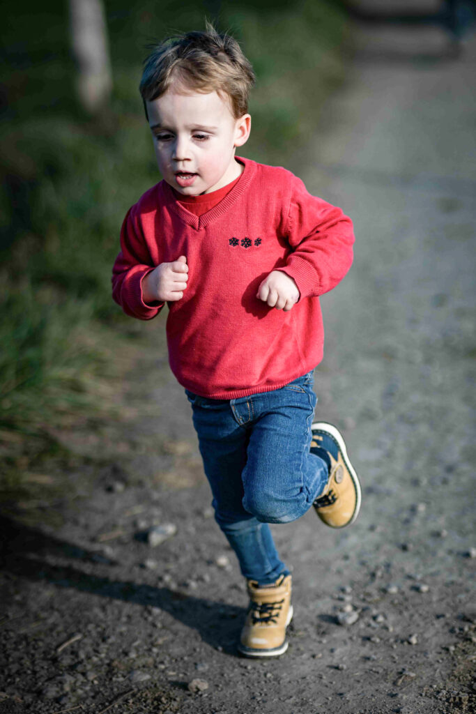photographie petit garçon courant