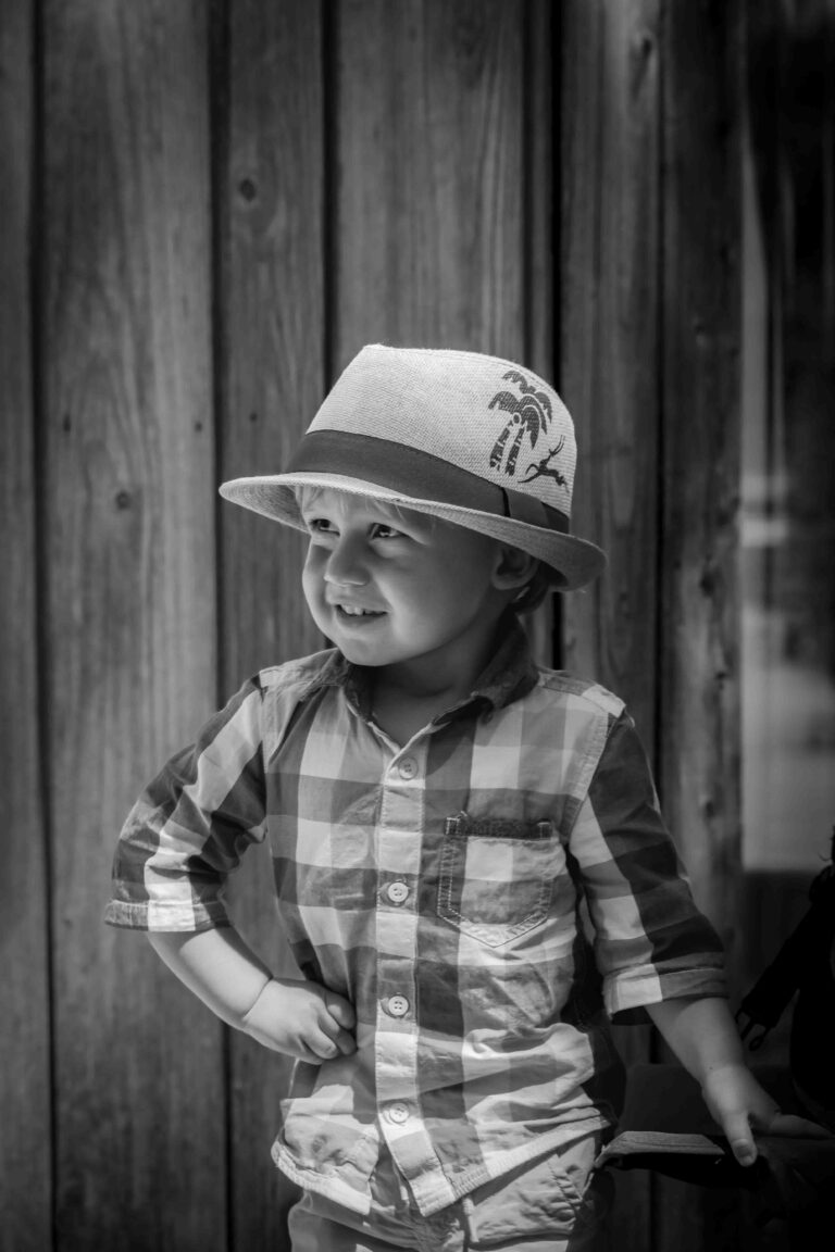 photographie d'un petit garçon portant un chapeau