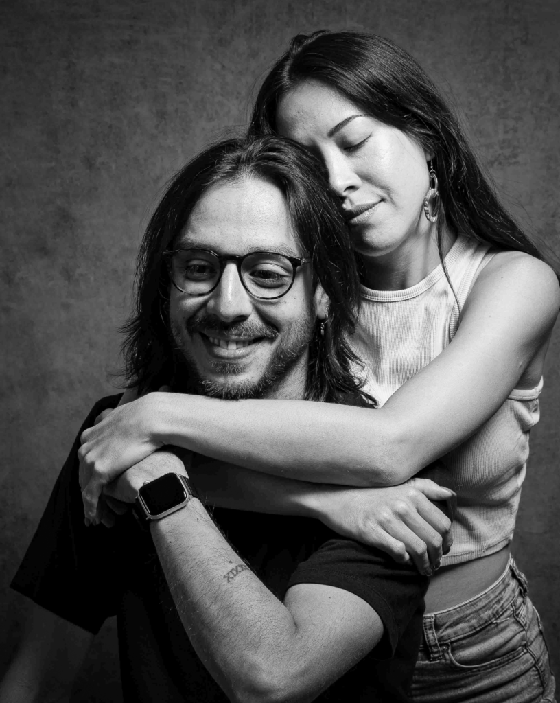 photographe de couples chic en noir et blanc