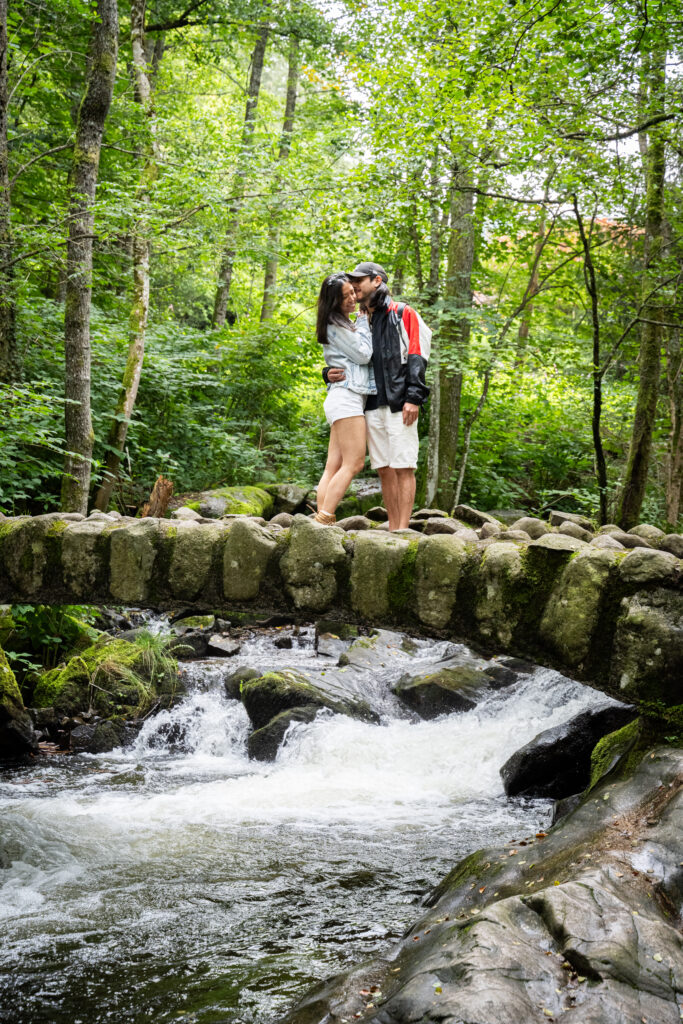 photographe de couples dans un paysage de montagne