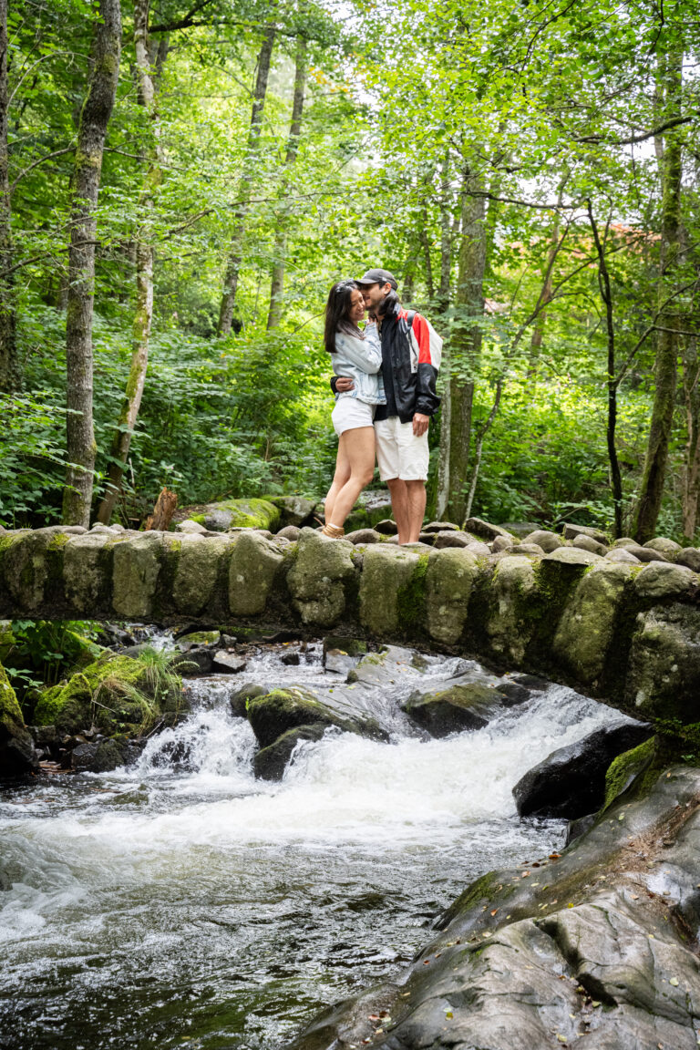 photographe de couples dans un paysage de montagne